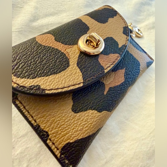 đź‘‘âś…PRICE FIRMâś… COACH Leopard Print Turn Lock Card Case Holder. NWOT - Picture 12 of 17